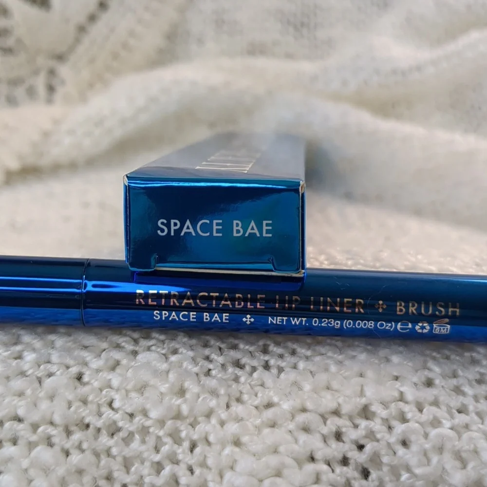 LOVE💠CRAFT💠BEAUTY Retractable Lip Liner + Brush in Space Bae, 0.23g/0.0